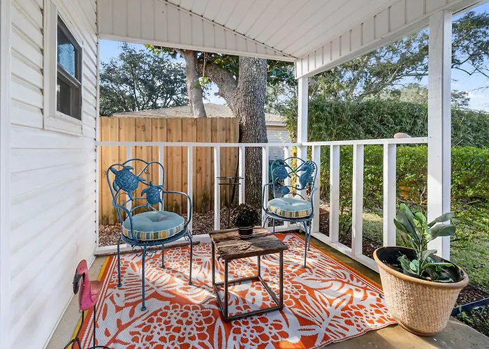 Beach Barn - 5Min To Pcola Beach , Full Kitchen