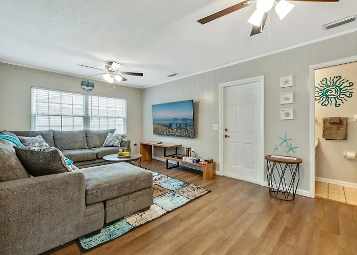 Exquisite Retreat With Heated Pool For 14 Guests, Pool Table Paradise!