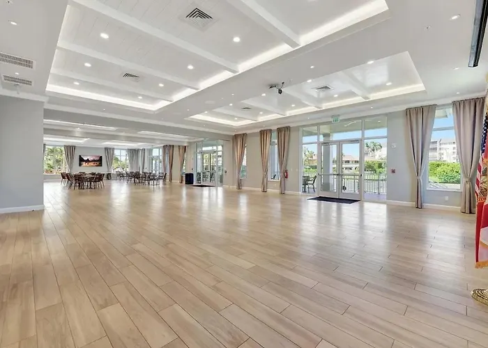 Chic Ocean Getaway - Walk To Beach, Pool & Hot Tub