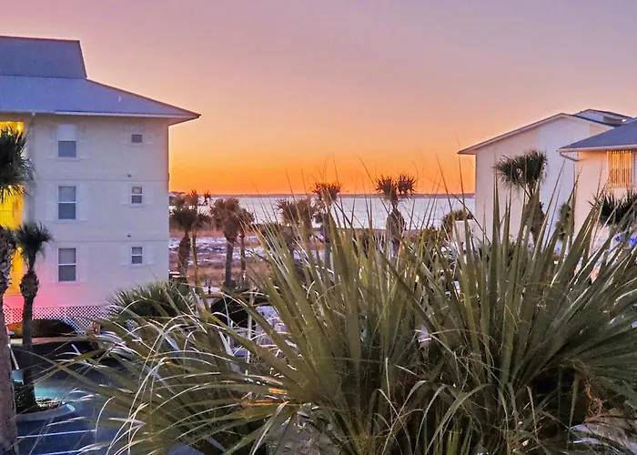 Navarre Beach Landing - Beach Gear Included - Walk To Beach - Sunset Views