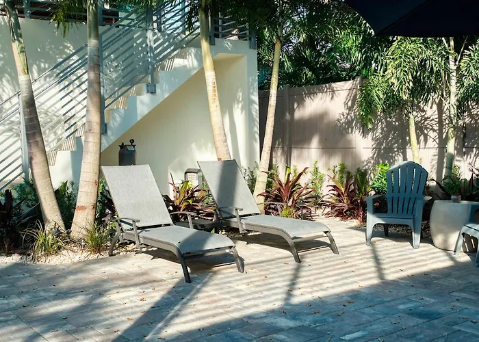 Art Deco Apt W Pool One Mile To Beach Pets Welcome