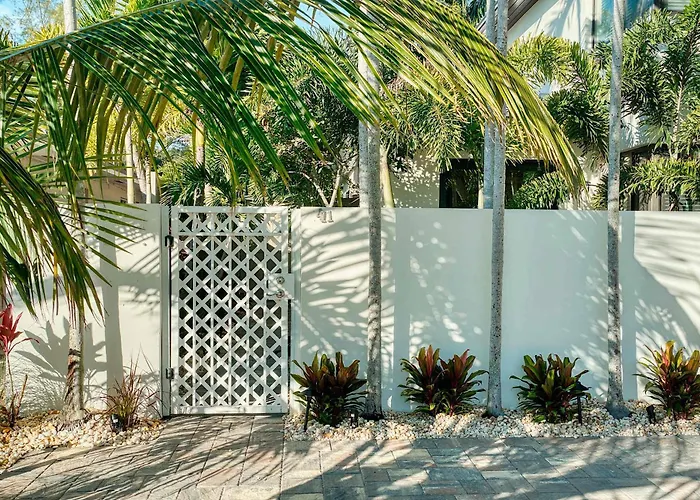 Art Deco Apt W Pool One Mile To Beach Pets Welcome