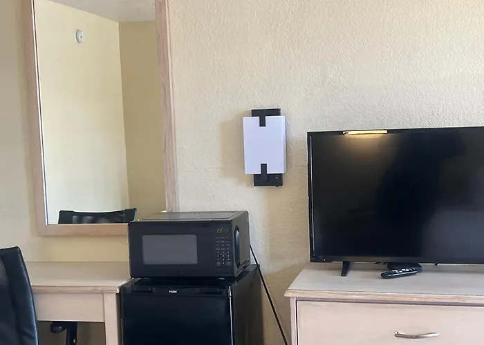 Hole Inn The Wall Hotel - Fort Walton Beach - Sunset Plaza - Nearby Beaches & Hurlburt