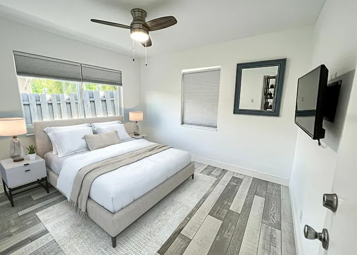 Stylish Tropical Key West Home - Private Yard, Free Parking & Laundry