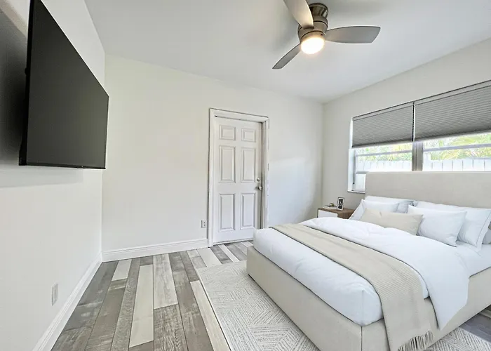 Stylish Tropical Key West Home - Private Yard, Free Parking & Laundry