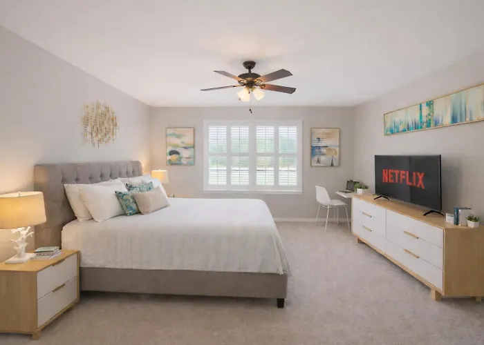 Pool House, Short Drive To Beach, Grill, Smart Tv