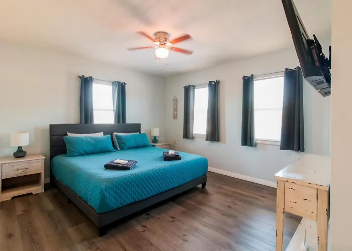 Lovely Vacation Home 1 Block From Beach & Downtown Gulfport