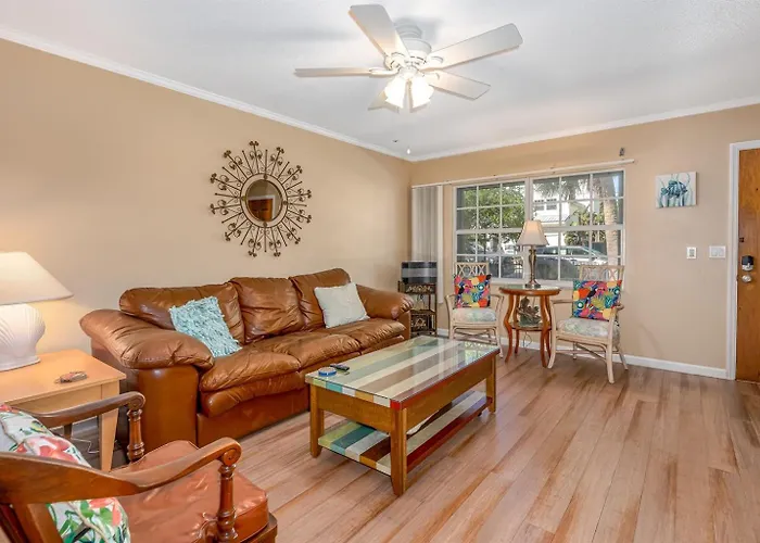 Steps From Flagler Avenue! Charming Home With Private Garage And Full Kitchen!