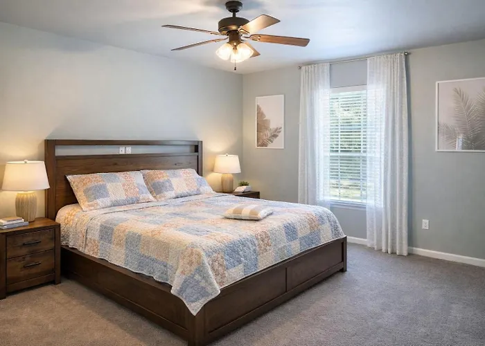 Vacation House, 2 Miles To Beach, Smart Tvs, Grill