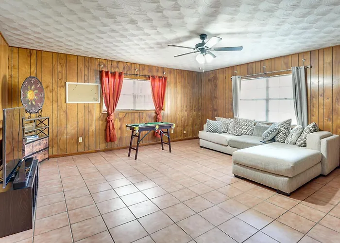 Hike & Fish! Wooded Family Getaway In Interlachen