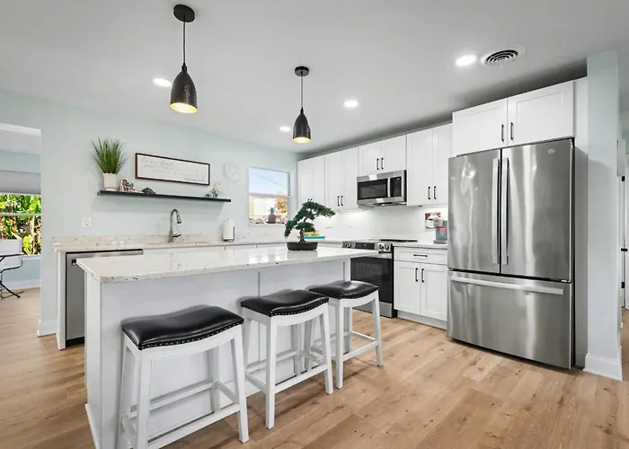 Coral Way Getaway, 3Br Home Walk To Beach