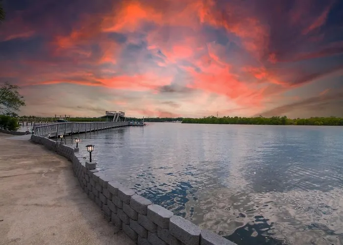 Huge Waterfront Mini-Resort W Gym, Dock & Pool