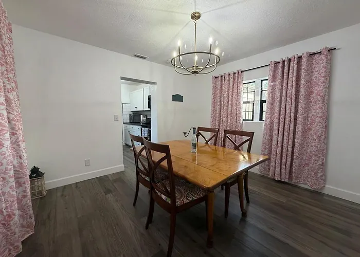 2 Bdrm Cottage In Charming Bartow