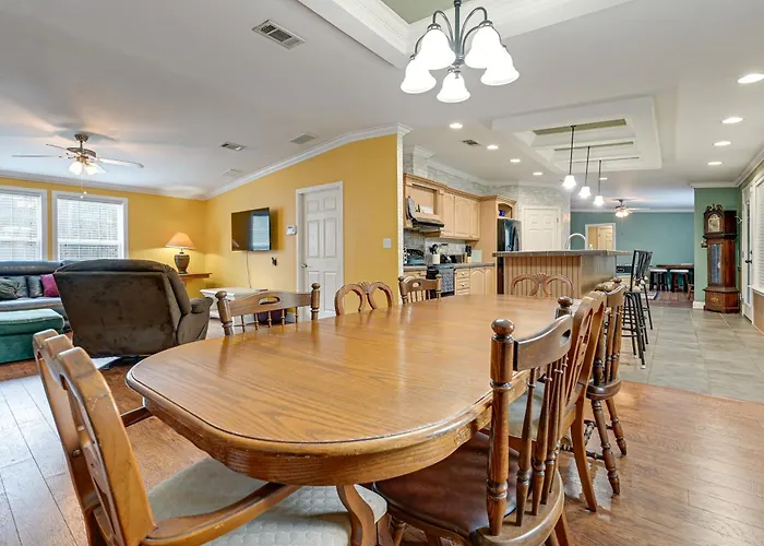 Weeki Wachee Family Getaway: Canal-Front Home