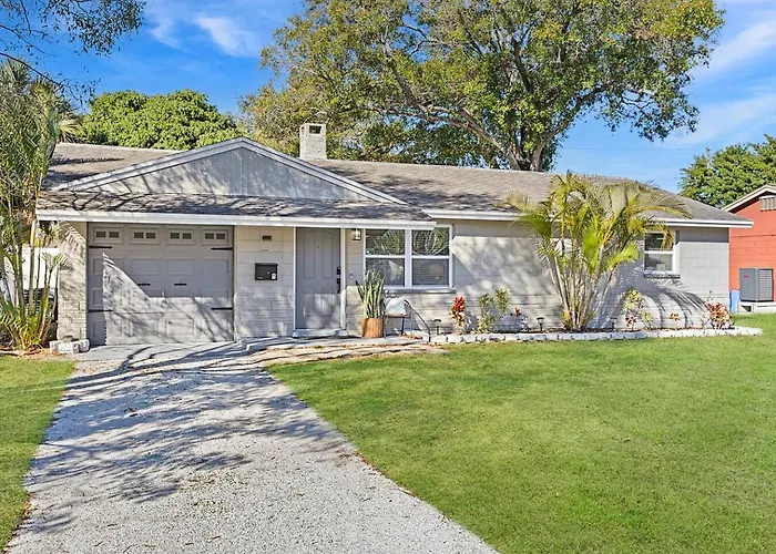 Right At Home Stays - Modern 2Br 2Ba With Yard & Fireplace