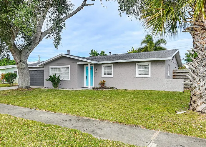 1/2 Mi To River! Poolside Escape On Merritt Island