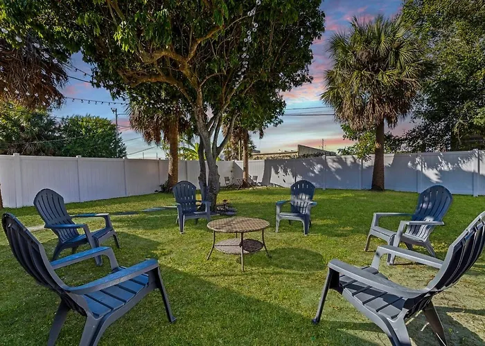 Right At Home Stays - Modern 2Br 2Ba With Yard & Fireplace