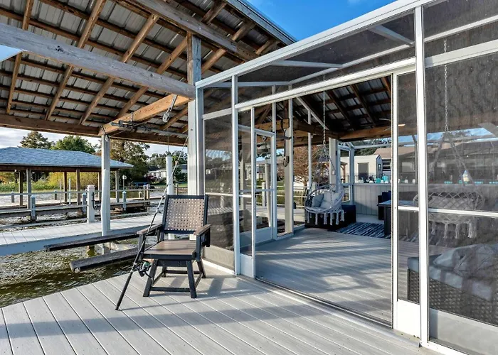 Lake, Pool, Hottub, Game Room, 8 Beds, Sleeps 17