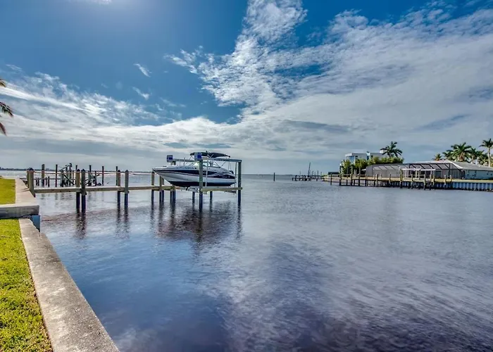 Riverview At Dolphin Drive With Stunning Sunsets And A Short Walk To The Beach