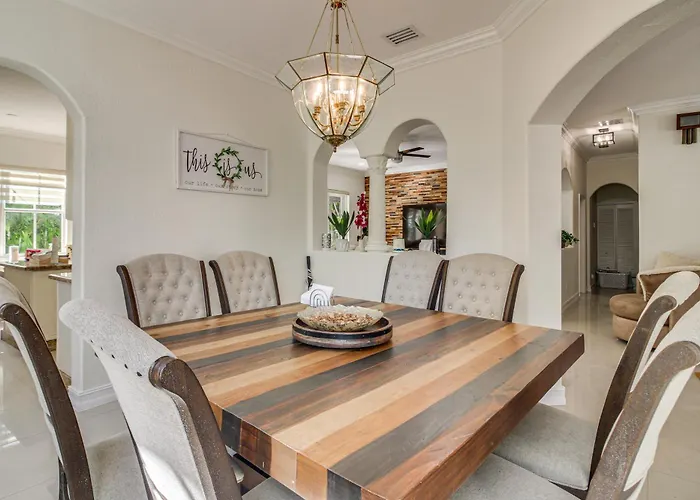 Great For Gatherings! Sleek & Relaxing Hialeah Gem