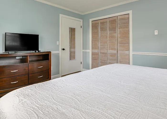 1/2 Mi To River! Poolside Escape On Merritt Island