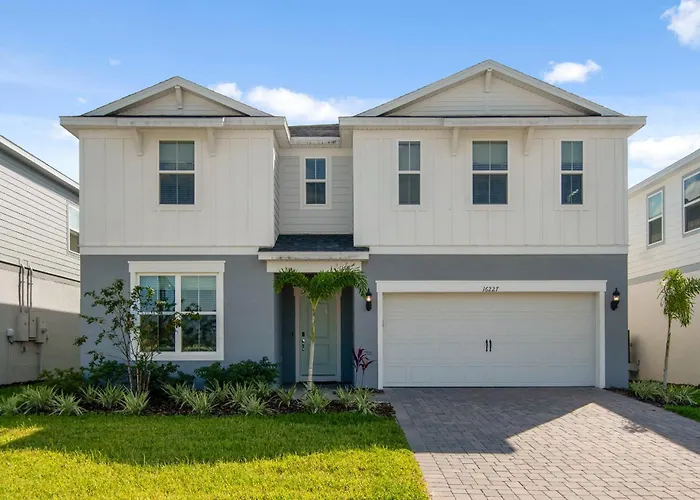 New 10-Bedroom Luxury Retreat, Private Pool And Spa, Near Disney And Orlando