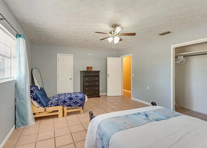 Hike & Fish! Wooded Family Getaway In Interlachen