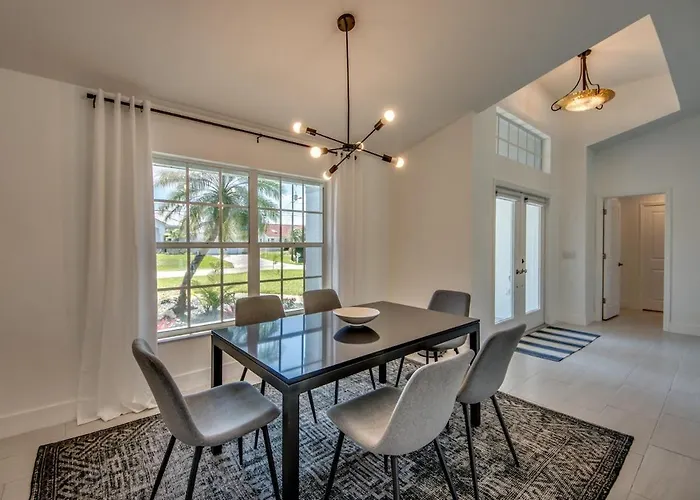 Coralvilla Sparkle Blue - Large Pool & Spa, Modern, Quiet, Cozy, Bbq Grill