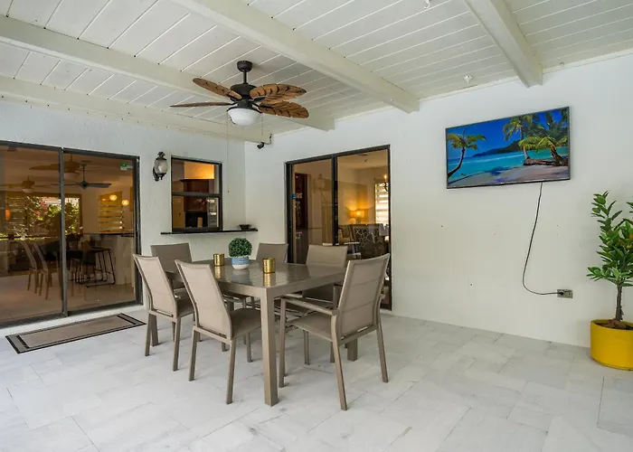 Three-Bedroom House - Best Area-Heated Pool-Spa And Sauna Close To Beaches