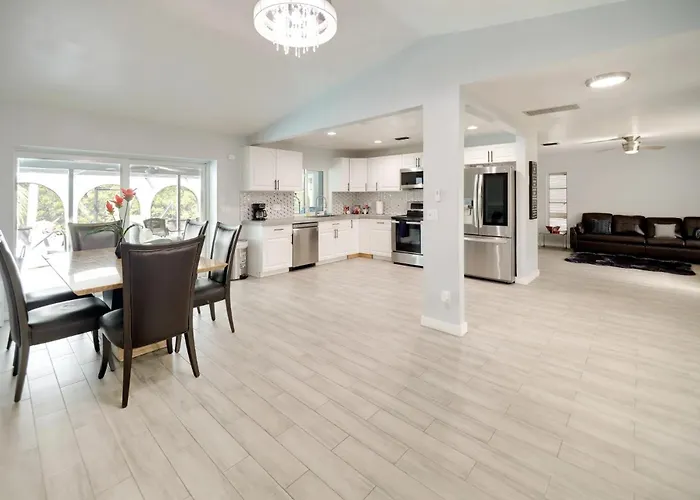 Heated Pool & Beachfront Villa With Soundproofed Doors In Heart Capecoral