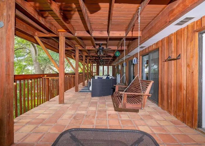 Huge Waterfront Mini-Resort W Gym, Dock & Pool