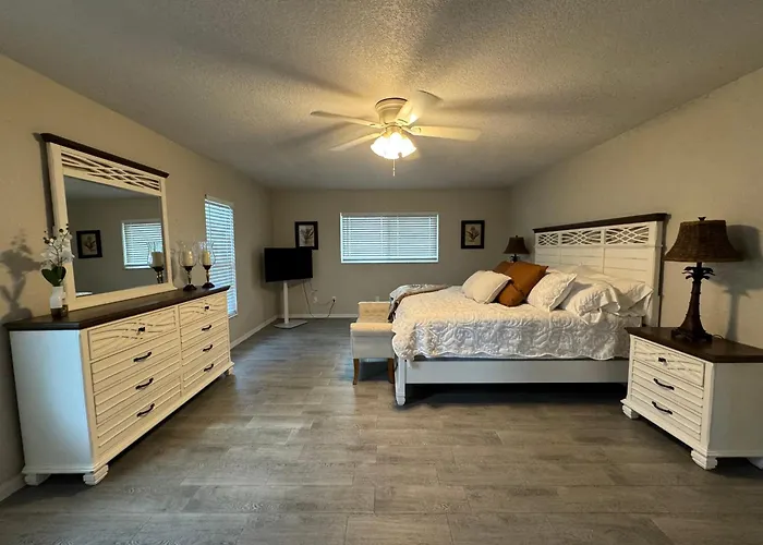 Canal-Front Oasis And Heated Pool - Close To Golf & Beaches