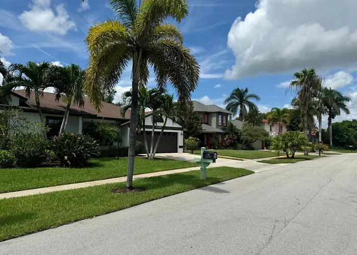 Three-Bedroom House - Best Area-Heated Pool-Spa And Sauna Close To Beaches