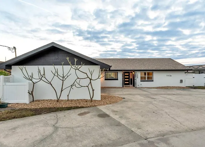 Lake, Pool, Hottub, Game Room, 8 Beds, Sleeps 17