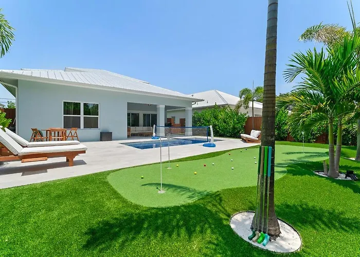 Peacock Palace Brand New Heated And Chilled Pool Golf Gym