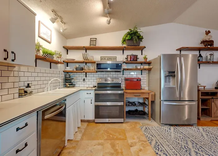 Pool & Patio Access: Breezy Getaway In Palm Harbor