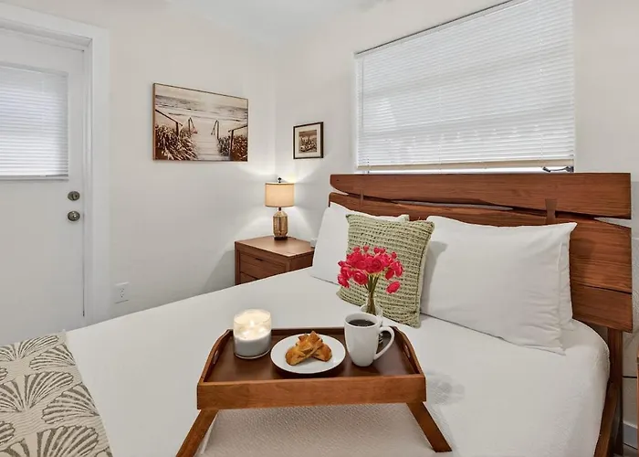 Vintage Florida Pet-Friendly Retreat