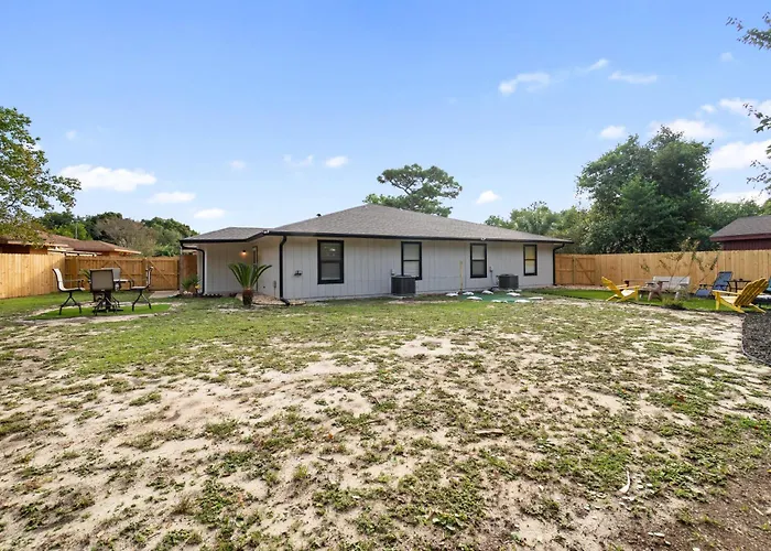 Direct Fenced Yard Access, King Bed, Private Patio, Desk, Dogs Stay Free, 8 Mi To Pensacola Beach, In-Unit Washer And Dryer