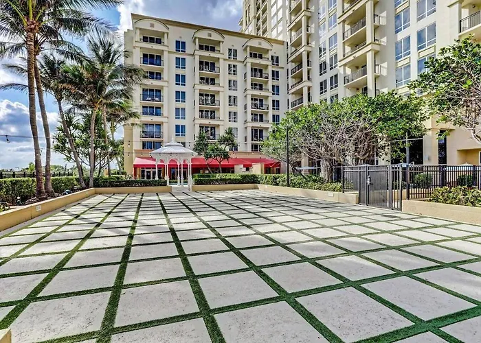 2B Beachfront Condo! Pool! Games! 15 Mins To Pbi!