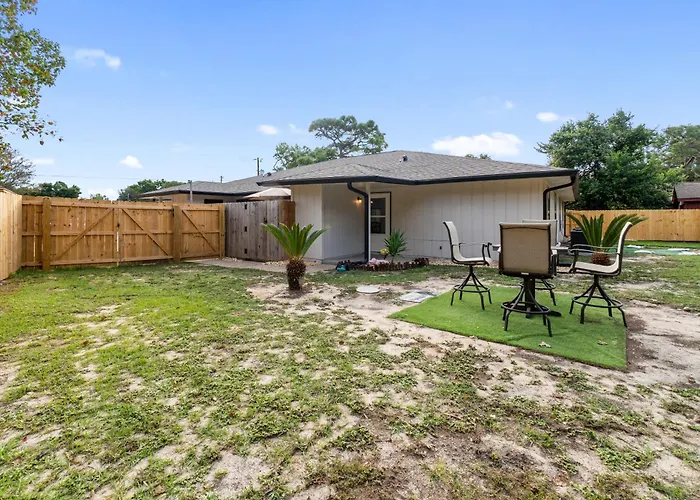 Direct Fenced Yard Access, King Bed, Private Patio, Desk, Dogs Stay Free, 8 Mi To Pensacola Beach, In-Unit Washer And Dryer