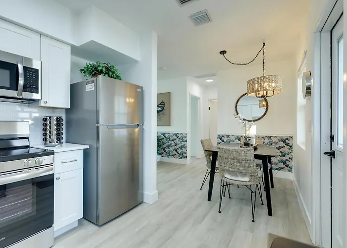 Intracoastal Getaway! North Palm Beach Apartment
