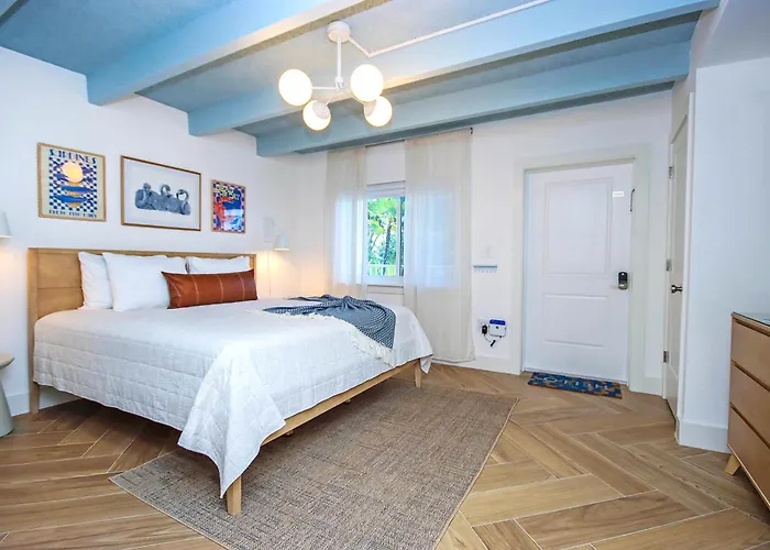 Charming Sanibel Condo - Easy Walk To The Beach - Pool - Colony Inn 02