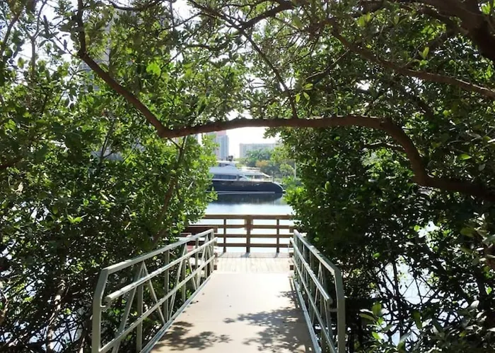 Bright Condo At The Yacht Club Aventura 4404