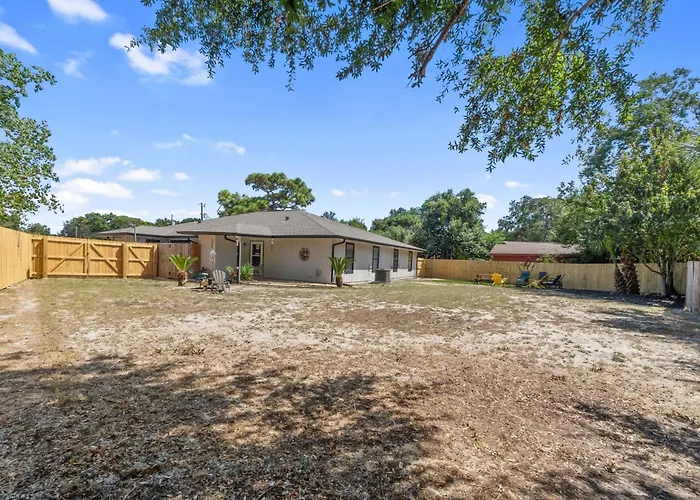 5 Beds Including A King, Private Patio, Fenced Yard Access, Dogs Stay Free, 8 Mi To Pensacola Beach, In-Unit Washer And Dryer