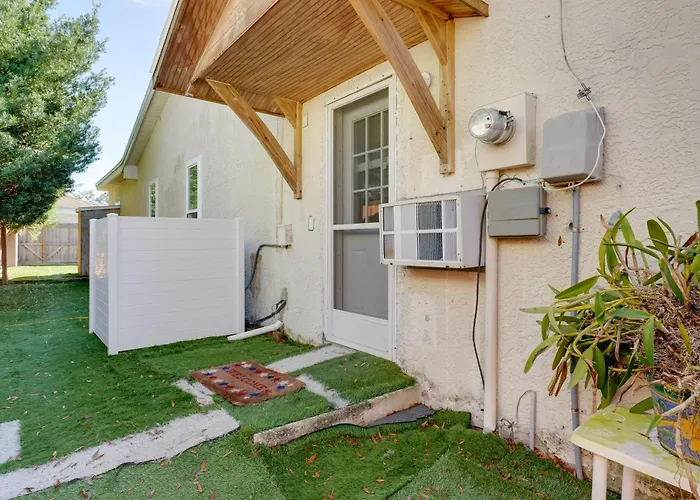 Near Fishing: Palm Harbor Studio W/ Pool Access!