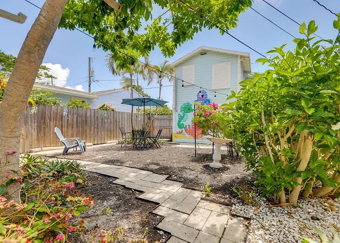 1 Mi To Lake Worth Beach: Studio W/ Shared Patio