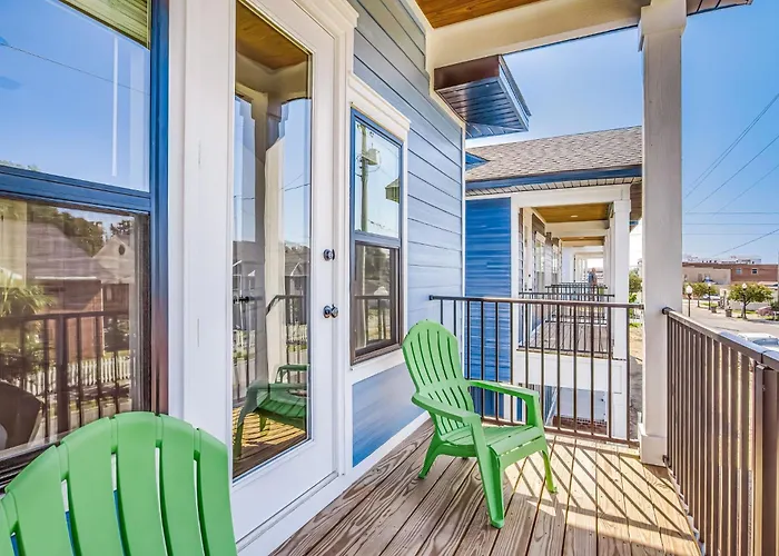 Downtown Sea Escape IV
