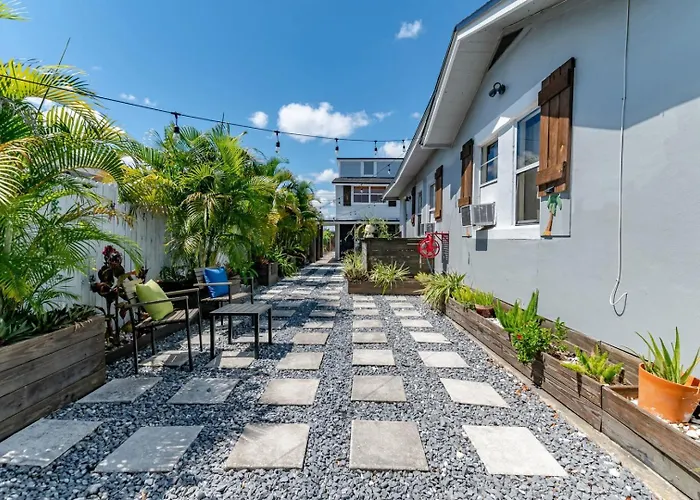 Cozy 1Br • Courtyard + Shared Deck