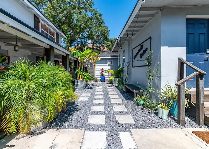 Cozy 1Br • Courtyard + Shared Deck