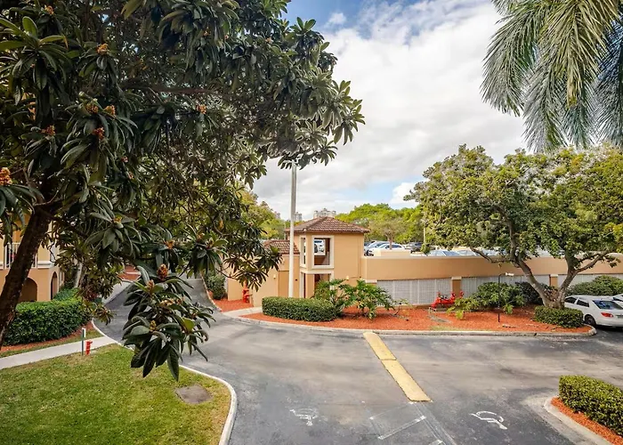 Stylish Condo At The Yacht Club Aventura 1205